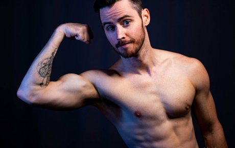 Naakte gelekte OnlyFans-foto van Danbenson