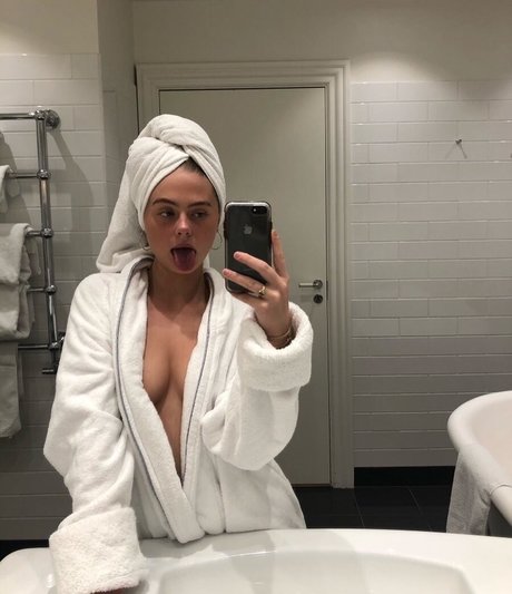 Naakte gelekte OnlyFans-foto van Aja Viola