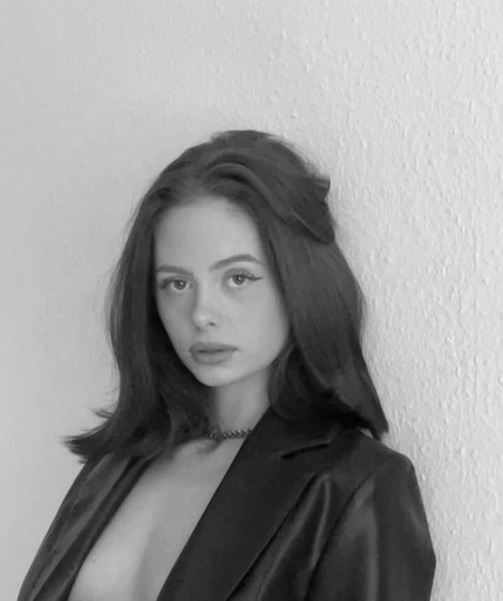 Naakte gelekte OnlyFans-foto van Aja Viola