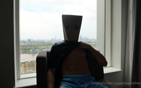 Naakte gelekte OnlyFans-foto van Paperbagfree
