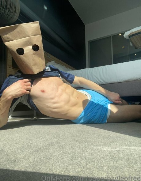 Naakte gelekte OnlyFans-foto van Paperbagfree
