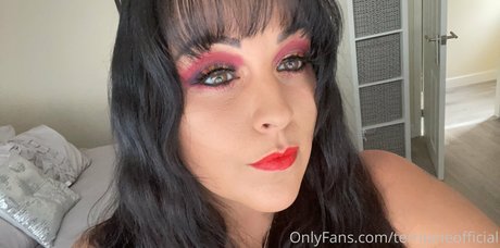 Naakte gelekte OnlyFans-foto van Terrijaneofficial