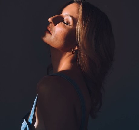 Naakte gelekte OnlyFans-foto van Anneliese Van Der Pol