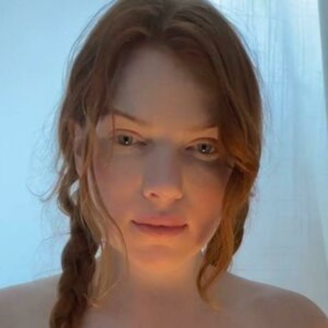 Naakte gelekte OnlyFans-foto van Yourlittleredhead