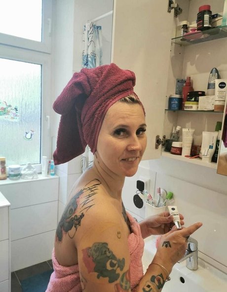 Naakte gelekte OnlyFans-foto van Famezde