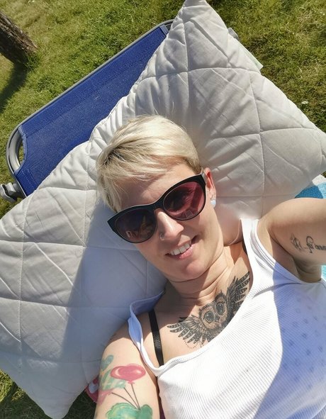 Naakte gelekte OnlyFans-foto van Famezde