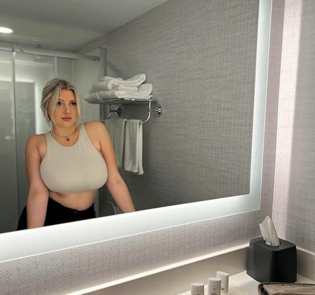 Naakte gelekte OnlyFans-foto van Anabel Kloe Lamarche