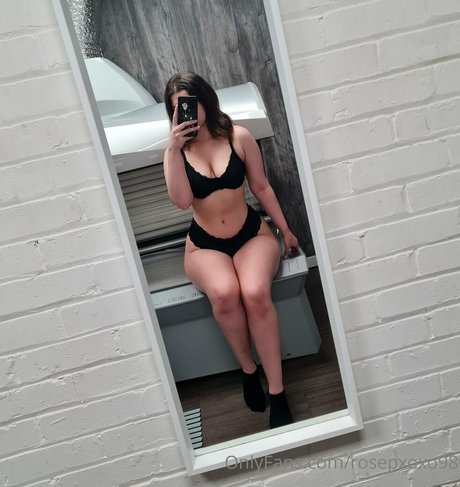 Naakte gelekte OnlyFans-foto van Rosepxoxo98