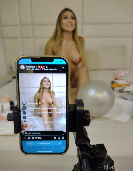 Naakte gelekte OnlyFans-foto van Niacruzxo