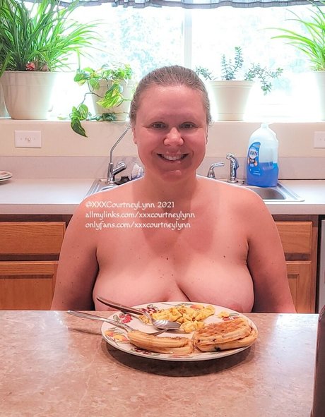 Naakte gelekte OnlyFans-foto van Freexxxcourtneylynn