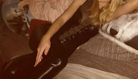 Naakte gelekte OnlyFans-foto van Sailerwolfgirl