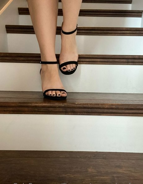 Naakte gelekte OnlyFans-foto van Fingerstoessolesfree