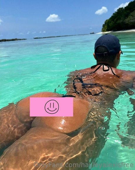 Naakte gelekte OnlyFans-foto van Hayley Alexis