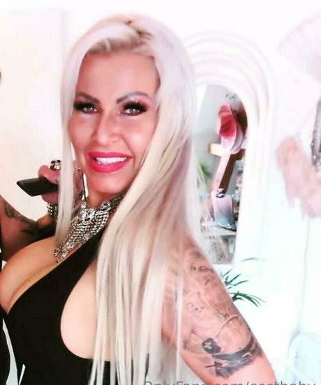 Naakte gelekte OnlyFans-foto van Costbaby