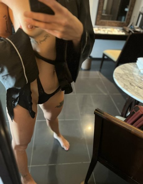 Naakte gelekte OnlyFans-foto van Emily Jane Deeley