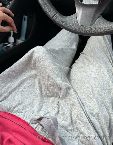 Naakte gelekte OnlyFans-foto van Youngricanfree