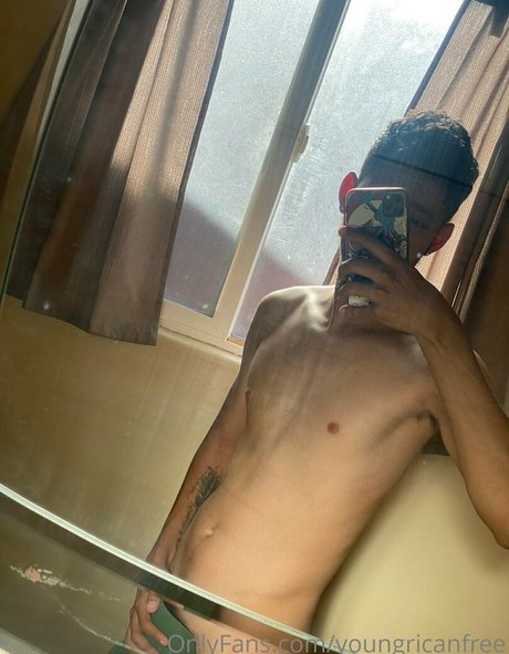 Naakte gelekte OnlyFans-foto van Youngricanfree