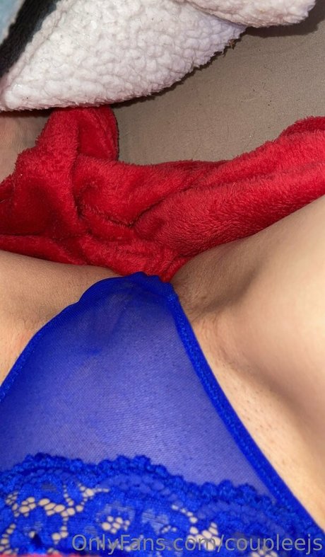 Naakte gelekte OnlyFans-foto van Coupleejs