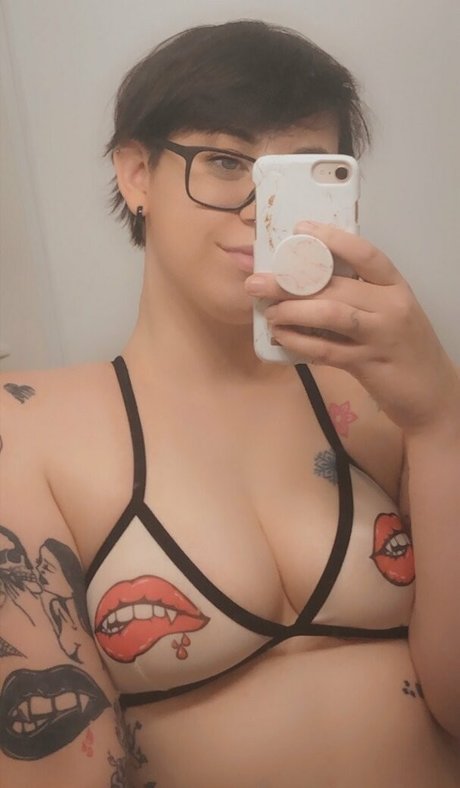 Naakte gelekte OnlyFans-foto van Babybewitched