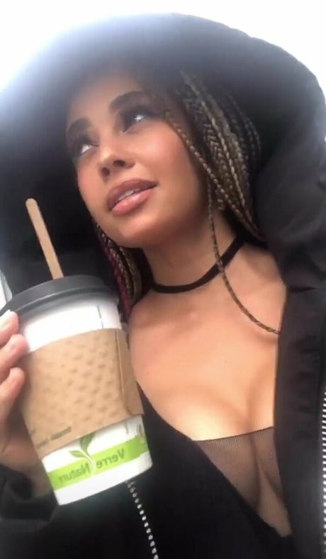 Naakte gelekte OnlyFans-foto van Vanessa Morgan