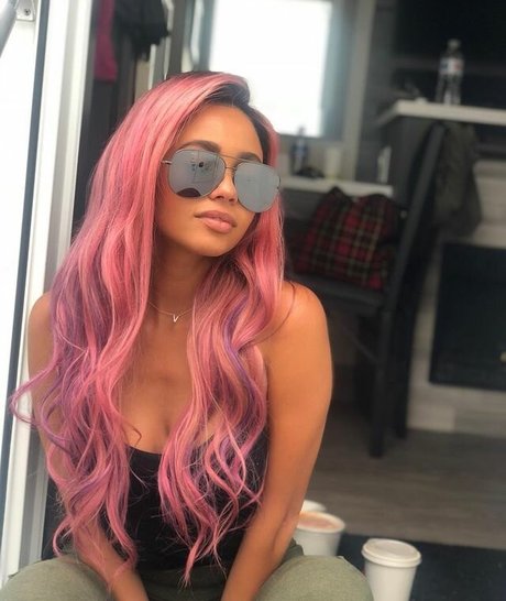 Naakte gelekte OnlyFans-foto van Vanessa Morgan