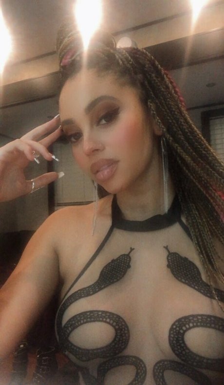 Naakte gelekte OnlyFans-foto van Vanessa Morgan