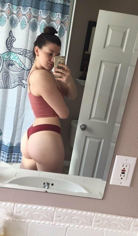 Naakte gelekte OnlyFans-foto van Curvyjasssy