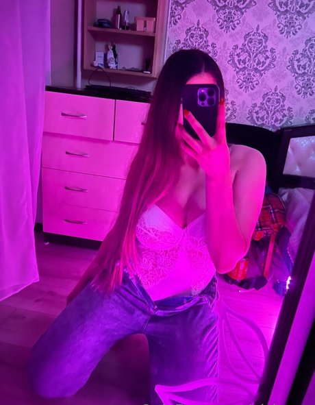 Naakte gelekte OnlyFans-foto van Alloona