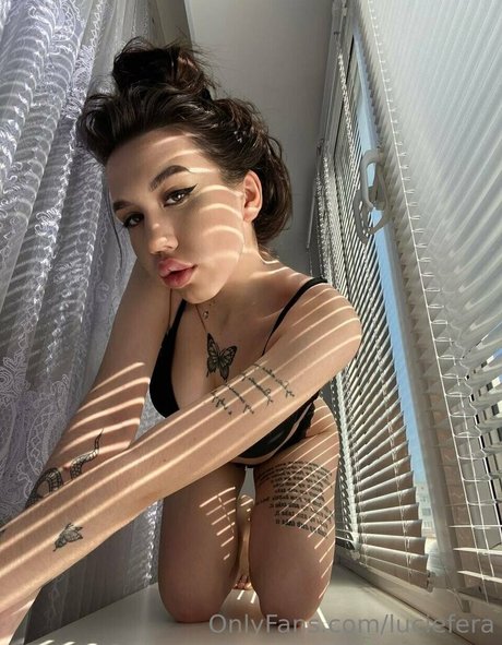 Naakte gelekte OnlyFans-foto van Luciefera