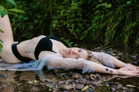 Naakte gelekte OnlyFans-foto van Autumn