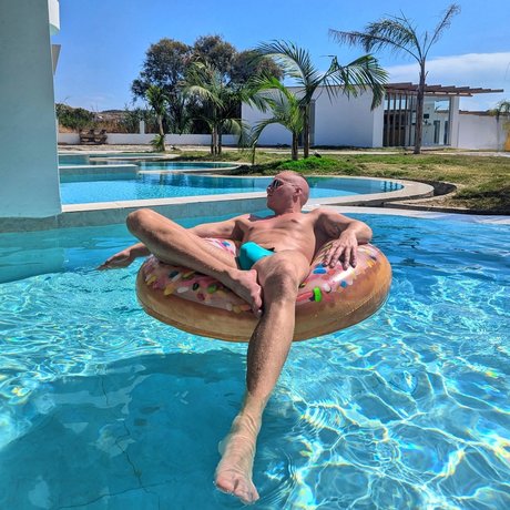 Naakte gelekte OnlyFans-foto van Aiden Andrews