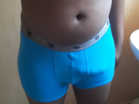Naakte gelekte OnlyFans-foto van Ofentse