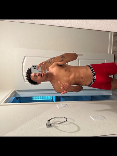 Naakte gelekte OnlyFans-foto van Apex Tay