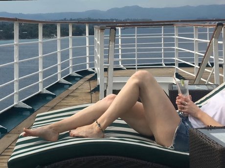 Naakte gelekte OnlyFans-foto van Fun And Flirty Feet