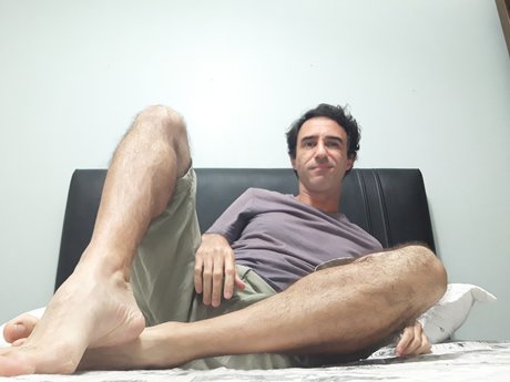 Naakte gelekte OnlyFans-foto van Only Big Calves  