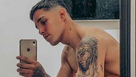 Naakte gelekte OnlyFans-foto van Oscar Andrs
