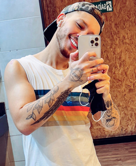 Naakte gelekte OnlyFans-foto van Renato Santana