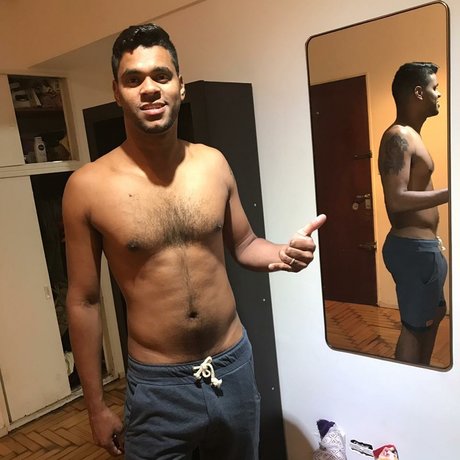 Naakte gelekte OnlyFans-foto van Angel Acevedo