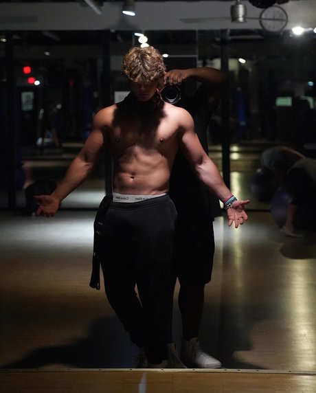 Naakte gelekte OnlyFans-foto van Ace Akers