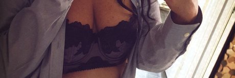 Naakte gelekte OnlyFans-foto van Peggingwife