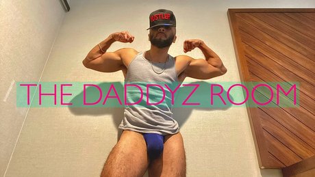 Naakte gelekte OnlyFans-foto van Daddyzroom