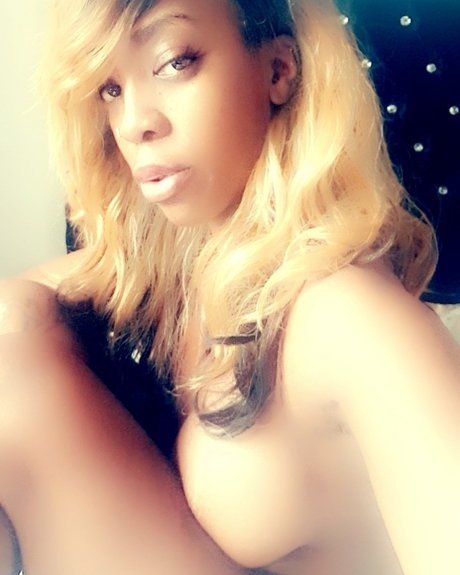 Naakte gelekte OnlyFans-foto van Dawn Carter
