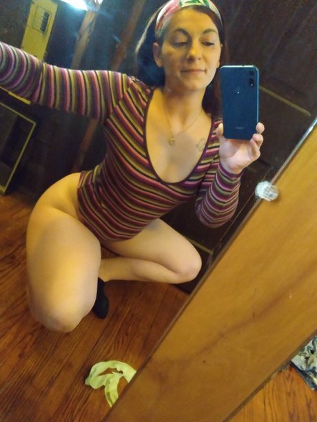Naakte gelekte OnlyFans-foto van Pink Lady