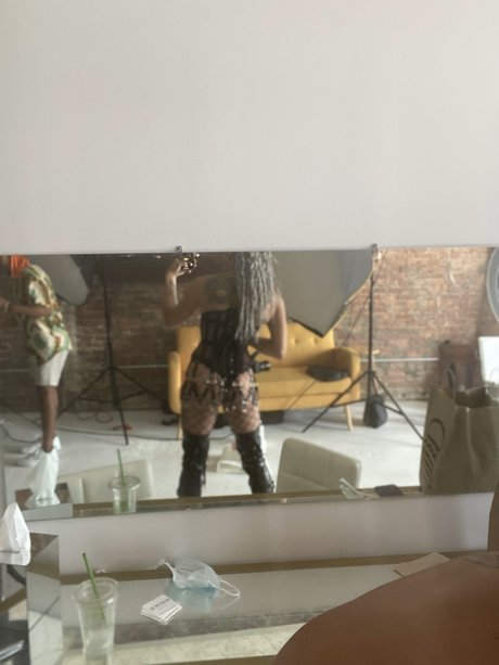 Naakte gelekte OnlyFans-foto van Pussy Sweet Like Honey