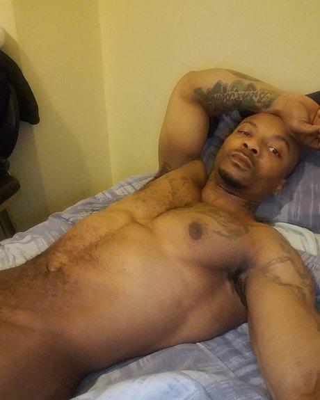 Naakte gelekte OnlyFans-foto van Playboyfit