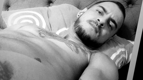 Naakte gelekte OnlyFans-foto van Ivn Aguiar
