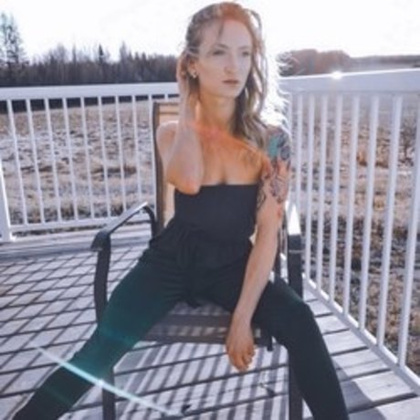 Naakte gelekte OnlyFans-foto van Daina Koda