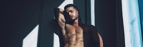 Naakte gelekte OnlyFans-foto van Poyato Top 01