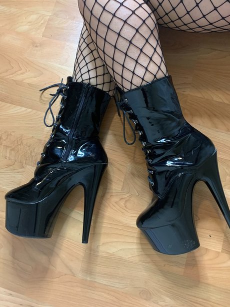 Naakte gelekte OnlyFans-foto van Poppyfyrae
