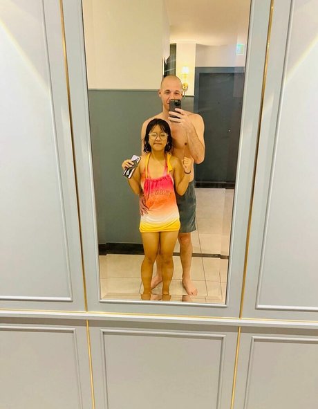 Naakte gelekte OnlyFans-foto van Travelvids Xyz